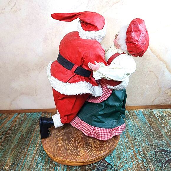 Vintage Terry's Village Papier Mache Dancing Santa Clause & Mrs Clause Figurines - Picture 6 of 8